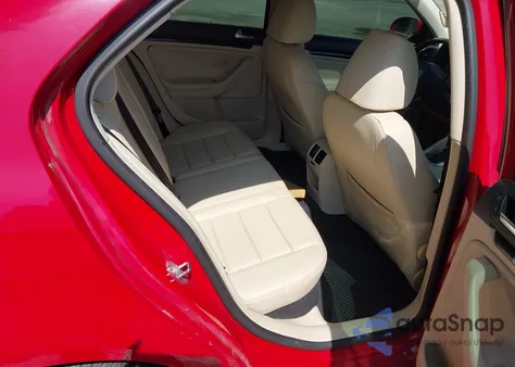 2010 Volkswagen Jetta Wolfsburg Edition z USA, uszkodzony, nr VIN 3VWRA7AJ2AM060894